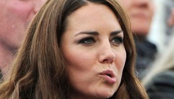 Scandalul anului 2012: Kate Middleton, surprinsa <span style=