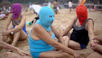 Noua moda pe plajele din China: Facekini. Motivul pentru care chinezoaicele nu ies din casa fara o masca pe fata
