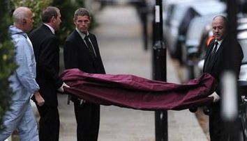 Autopsia lui Amy Winehouse va avea loc in cursul zilei de luni! Ce artist a lansat un cantec pe Twitter in memoria lui Amy!