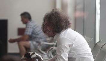 Tatăl lui Vlad Pascu a intrat cu motocicleta în jurnaliști, la ieșirea de la DIICOT