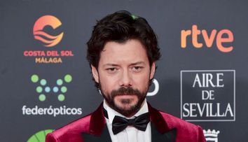 În Casa de Papel e un timid incurabil, în viață reală e un macho sexy. Cum arată soția „Profesorului”
