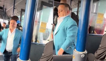 Adrian Minune, viral pe TikTok! Artistul a fost filmat în timp ce mergea cu autobuzul. Comentariile internauților, un adevărat deliciu: „Repeta poezia pentru serbare”