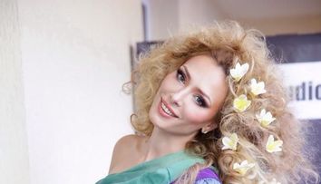 10 momente in care parul Iuliei Vantur a fost aranjat perfect. Cele mai frumoase coafuri ale vedetei