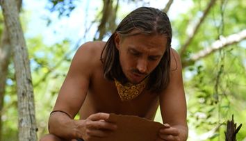 Sebastian Coțofană a găsit pe plajă o sticlă ce conținea un mesaj secret! Concurentul s-a ascuns de coechipierii lui și a citit rândurile. Ce a descoperit: „Este tot ce îmi trebuie acum!”