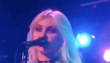 Taylor Momsen si-a aratat sanii in timpul unui concert FOTO!