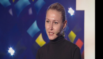 O poveste superba, spusa cu ajutorul unui desen pe nisip. Cum a cucerit o moldoveanca talentata inimile a sute de oameni