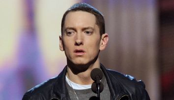 Eminem a renuntat pentru o zi la imaginea de 