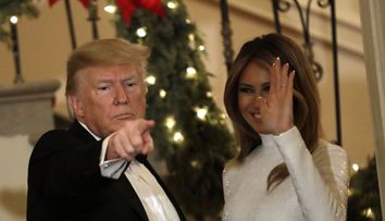 Melania și Donald Trump, poza oficială de Crăciun. Ce spun experții în limbajul trupului