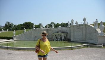 Laura Cosoi, in vizita la o ferma de fluturi din Viena