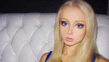 Este de nerecunoscut! Cum arata Valeria Lukyanova, supranumita femeia-Barbie, atunci cand nu este machiata deloc