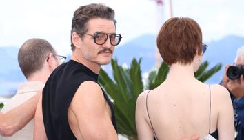 Motivul pentru care Pedro Pascal, cel mai iubit actor de la Hollywood, a ajuns să fie denigrat și detestat! ”Este un prădător, le pipăie pe toate”
