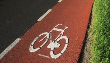 Au construit autostrazi si un sens giratoriu suspendat pentru ciclisti. Cum arata orasul in care mersul pe bicicleta este un adevarat spectacol