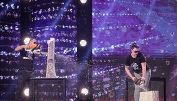 (P) Românii au talent 2023. Roxana Lucaci și Gabi Cernat, sculptură în lemn cu drujba așa cum nu s-a mai văzut