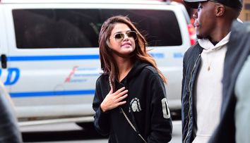 Prefera tinutele sexy, dar pentru slujbele de duminica se transforma. Cum a fost surprinsa Selena Gomez la biserica