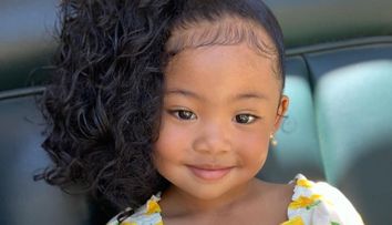 Fetița unui cuplu a cucerit Instagramul cu frumusețea ei. Tatăl este vietnamez, iar mama africană