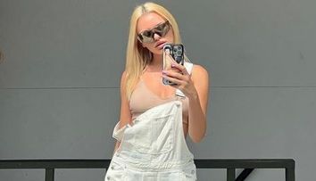 Alexandra Stan s-a fotografiat într-o ipostază provocatoare, purtând un tricou din plasă