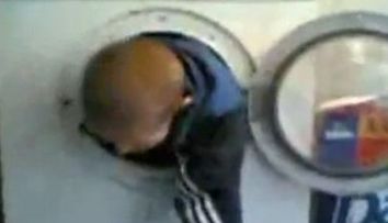 Parinte inconstient! Si-a inchis copilul in masina de spalat si a pornit-o. VIDEO