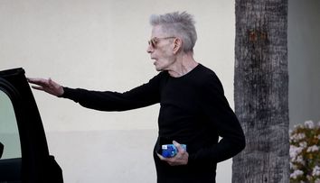 A fost căsătorit de două ori și este tatăl unei fete, însă acum umblă de mână cu iubitul tinerel. Nu își ascund dragostea în public! Cum au fost surprinși de paparazzi, în plină stradă. VIDEO
