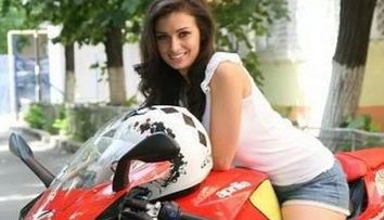 Femei in CTRL: Olivia Paunescu, reporterul care nu se teme se poarte tocuri pe motor