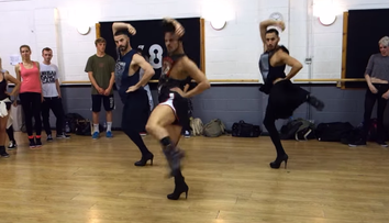 Este cel mai tare dans al tuturor timpurilor. Trei barbati pe tocuri se misca incredibil pe piesele lui Beyonce. Vezi clipul de 6 milioane de afisari