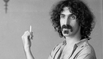 Familia lui Frank Zappa îl resuscitează pentru bani. Artistul va susține un ultim concert, la 25 de ani după ce a murit