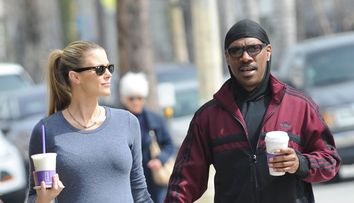 Asteapta al 9-lea copil cu o blonda superba. Cum arata a cincea femeie careia Eddie Murphy ii lasa mostenitori