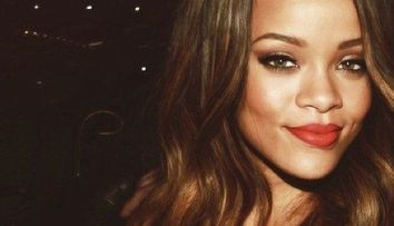 Rihanna si-a suparat fanii rau de tot. Motivul pentru care un admirator a atacat-o si a ranit-o la iesirea dintr-un club