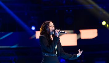Vocea României 2024, 4 octombrie. Nahomy Perez are o poveste de viață care bate orice film. Tânăra cubaneză nu a reușit să întoarcă niciun scaun în această seară, deși are o voce superbă. Theo Rose: „Vrei să știi de ce nu ne-am întors...”