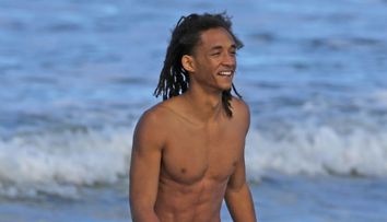 Jaden Smith, la bratul iubitei sale. Cum au fost surprinsi cei doi indragostiti in timp ce se plimbau pe plaja