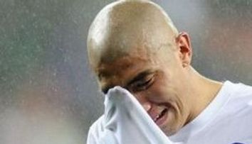 Fotbalisti surprinsi plangand pe teren! FOTO