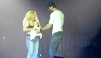 S-a dezbracat pe scena pentru Enrique Iglesias!