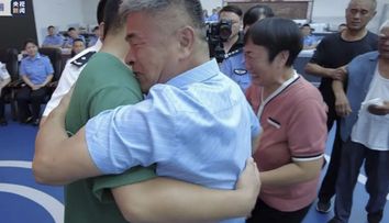 Și-au găsit fiul la 24 de ani după ce el a fost răpit în China. Cum a fost întâlnirea de familie VIDEO