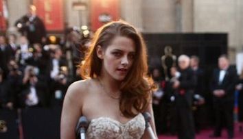 Kristen Stewart, in carje la Oscar: cele mai neinspirate vedete si rochii ale serii