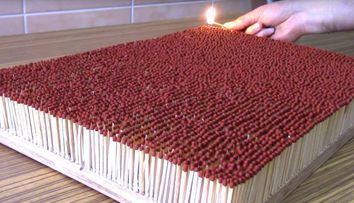 A dat foc la 6000 de bete de chibrit, iar rezultatul este spectaculos. Efectul de domino de neratat