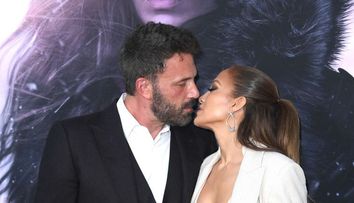 Jennifer Lopez, în sutien la premiera nolui ei film. Diva latino l-a sărutat pasional pe Ben Affleck pe covorul roșu