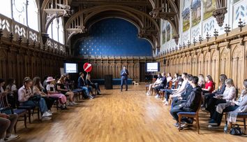 Hackatonul pentru studenți, UniCredit Fin Tech Hack, la Romanian Creative Week:  48 de ore, pentru cea mai bună aplicație de banking. Premii de mii de euro