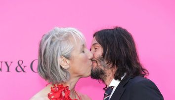 După toate dramele din viața lui, Keanu Reeves iubește din nou, la 58 de ani. Sărut pasional pe covorul roșu