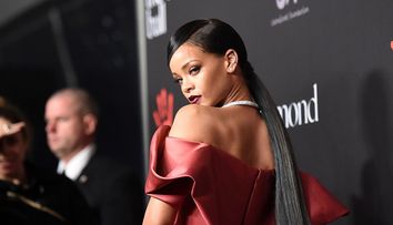 Rihanna, apariție extravagantă! Cum arată haina pentru care a scos din buzunar aproape 10.000 de dolari