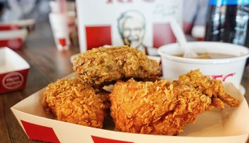 Rețeta secretă de pui de la KFC, dezvăluită. A fost nevoie de 18 luni pentru a afla combinația ”magică”