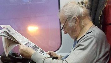 Cine este batranul din tren devenit viral in Romania? Lectia superba predata de acest profesor de 94 de ani
