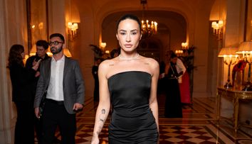 ”Arestați-l acum pe chirurgul ei plastic!” Demi Lovato, operație estetică ratată? Cum a fost surprinsă la Săptămâna modei de la Paris: ”Ce fel de zombificare e asta?”