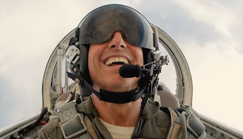 VIDEO Tom Cruise l-a băgat în sperieți pe James Corden pilotând un avion subsonic