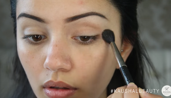 10 milioane de oameni au vazut acest tutorial de machiaj. Ce vedeta sexy imita aceasta tanara de profesie make up artist
