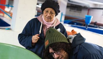 Șef sub acoperire, 9 octombrie. La ferma piscicolă de la Podu Olt, ”Vlad” o cunoaște pe doamna Anicuța, de la ”maternitatea” de păstrăvi, care îl pune la muncă grea: ”Trebuie să aspirăm icrele moarte”