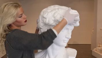 Pare o sculptura obisnuita, dar vezi ce se intampla cand vrea sa o ridice. Nu ai mai vazut o astfel de statuie