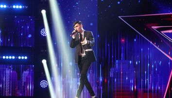 Românii au talent 2021: Emanuel Stanca a plecat acasă cu patru de DA după ce i-a cucerit pe jurați cu vocea și energia sa