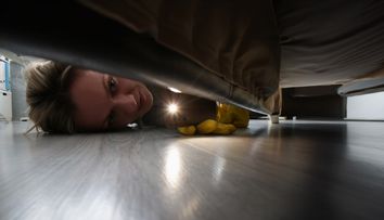 Momente de groază pentru o femeie în camera de hotel! Șocant ce a descoperit noaptea, sub pat: „Am văzut niște ochi care se uitau la mine”