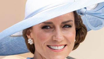 Kate Middleton, apariție de senzație în pantaloni scurți, roșii. Cum arată prințesa în tricou și cu șapcă pe cap
