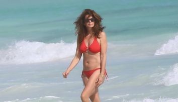 O recunoști? Așa arată un supermodel în costum de baie la 58 de ani! Imaginile surprinse de paparazzi cu fosta soție a lui Richard Gere fac înconjurul internetului