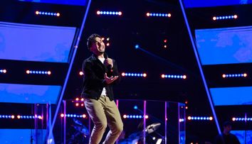 Andrei Duțu, o voce specială care i-a convins pe Smiley și Irina Rimes să apese butonul la Vocea României 2025: „Timbrul tău te lovește direct în plex!”